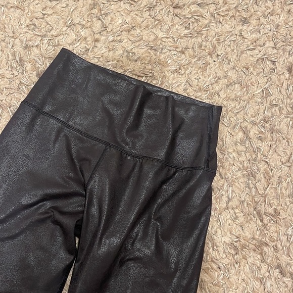 OFFLINE The Hugger High Waisted
Crackle Legging size M - Picture 4 of 6